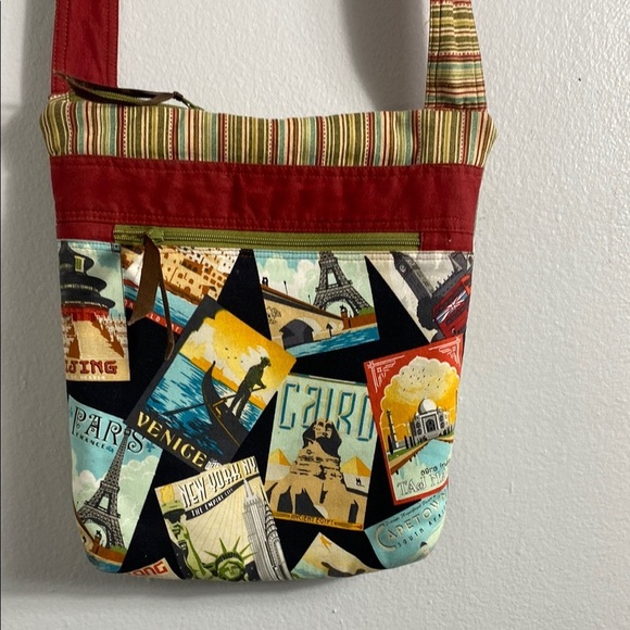 Red Crossbody Bag with Woven Texture and Structured Design - Picture 2 of 12